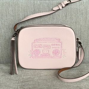 Coach

New KEITH HARING BOOMBOX CAMERA BAG